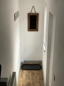 een kamer met een zwarte mat aan de muur bij The Crows Nest - Sheringham in Sheringham