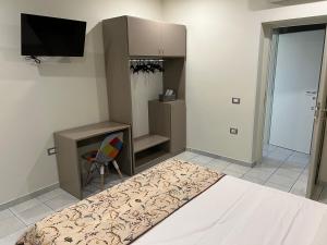 Televízia a/alebo spoločenská miestnosť v ubytovaní Akoya Rooms Capo Vaticano