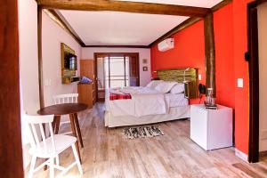 聖塞巴斯蒂安的住宿－Casa Formosa Baleia，卧室配有一张床和一张桌子及椅子