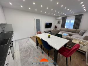 ein Wohnzimmer mit einem weißen Tisch und einem Sofa in der Unterkunft Villa Deluxe BB in Čapljina