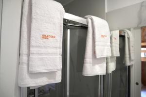 アマドーラにあるAmadora Boutique Hostelのバスルーム(白いタオル、シャワー付) +23枚の写真