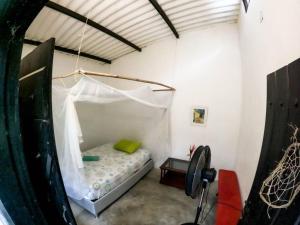 Girocasaca的住宿－Reserva Natural La Esperanza，配有一张带蚊帐的床的客房