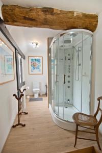 uma casa de banho com uma cabina de duche em vidro e um WC. em Lower Wythall B&B em Ross on Wye