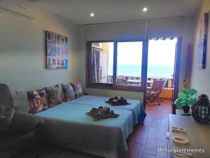 um quarto com uma cama e vista para o oceano em Sea View Playa Arena by HelloApartments em Puerto de Santiago