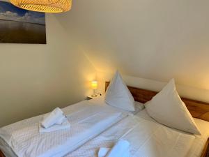 Ein Bett oder Betten in einem Zimmer der Unterkunft FeWo FriesenSPOt