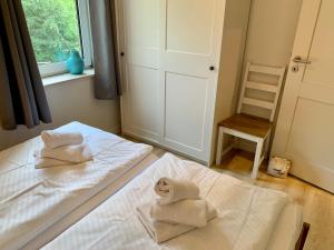 Ein Bett oder Betten in einem Zimmer der Unterkunft FeWo FriesenSPOt