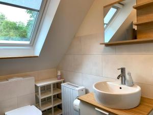 ein Badezimmer mit Waschbecken und Fenster in der Unterkunft FeWo FriesenSPOt in Sankt Peter-Ording