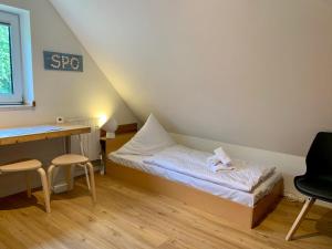 Ein Bett oder Betten in einem Zimmer der Unterkunft FeWo FriesenSPOt