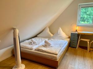 Ein Bett oder Betten in einem Zimmer der Unterkunft FeWo FriesenSPOt
