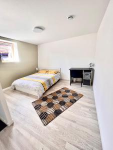 ein Schlafzimmer mit einem Bett, einem Schreibtisch und einem Klavier in der Unterkunft Agréable maison de ville cosy de 122m² + extérieur in Wattrelos
