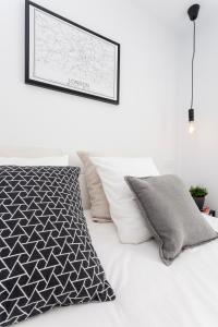 Łóżko lub łóżka w pokoju w obiekcie Seaview flat with Sunny Balcony - Central Marbella