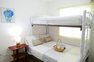 una camera da letto con un letto a castello con un cesto sopra di Ecusuites Playas House III Resort Altamar 45Min GYE a Playas Altre 66 foto