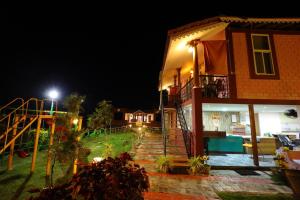 ein Haus mit einer Treppe, die nachts hinaufführt in der Unterkunft Krish Garden in Chidambaram