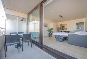 una stanza con un letto, un tavolo e delle sedie di cu@thesea a Ostenda Altre 9 foto