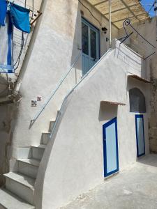 普羅奇達的住宿－La Graziella monolocale Procidano，楼梯,楼内有蓝色门