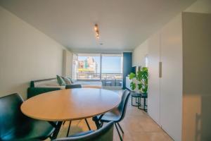 un soggiorno con tavolo e sedie di cu@thesea a Ostenda