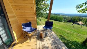 dos sillas sentadas en el porche de una casa en Natural Cottage Glamping Eco-Tiny House, en Škocjan