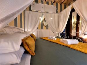 1 dormitorio con 2 camas, toallas y cortinas en GAZ HOME RETRÒ Apartment, en Roma