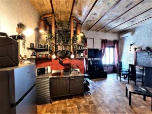 cocina con fogones y nevera en una habitación en GAZ HOME RETRÒ Apartment, en Roma
