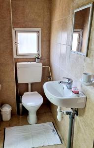 a bathroom with a toilet and a sink at דירה בסטייל in Eilat