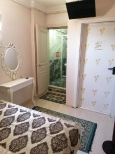 una camera da letto con doccia, letto e specchio di Istanbul Hotel&Guesthouse a Istanbul