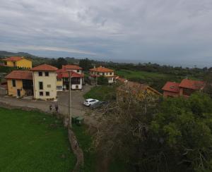 un groupe de maisons dans un village avec une voiture dans l'établissement Casa Rural Gallu Juancho, à Gobiendes