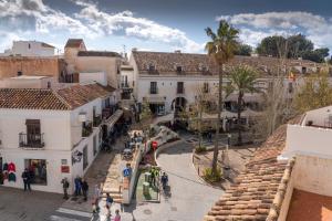 Una vista aérea de una calle de la ciudad con edificios. en OPUNTIA Hotel Boutique, en Mijas