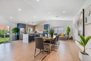 Χώρος καθιστικού στο Breezy Oasis with Pooltable, Heated Pool, Golf & Gazeebo L29