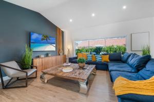 Χώρος καθιστικού στο Breezy Oasis with Pooltable, Heated Pool, Golf & Gazeebo L29