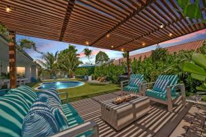 Πισίνα στο ή κοντά στο Breezy Oasis with Pooltable, Heated Pool, Golf & Gazeebo L29