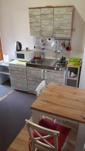 Kuchyň nebo kuchyňský kout v ubytování Apartment and rooms"Tabašnice"Tuzla centar