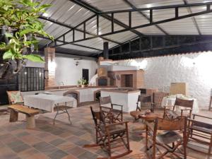 a room with a table and chairs and a kitchen at B&B Villa CALASAN in Garzón