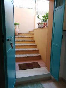 奧羅塞伊的住宿－Il Rifugio ad Orosei，走廊的门上设有楼梯,享有美景。