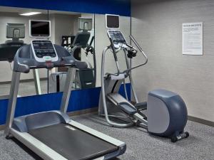 un gimnasio con varias máquinas de correr y una cinta de correr en Sonesta ES Suites Chicago - Schaumburg, en Schaumburg