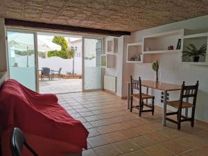 sala de estar con mesa y sillas y patio en Villa Playa y Montaña, en Cunit