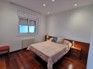 1 dormitorio con cama y ventana en Villa Playa y Montaña, en Cunit