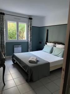Villa du Golf Eden Parc في لاكانو-أوسيان: غرفة نوم بسرير كبير ونافذة