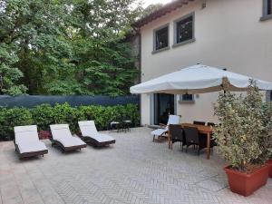 A garden outside BELLA TUSCANY - Residence