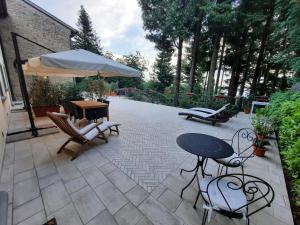 A garden outside BELLA TUSCANY - Residence
