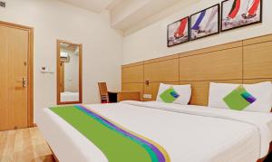 Postel nebo postele na pokoji v ubytování Treebo Galaxy Rooms