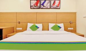 Postel nebo postele na pokoji v ubytování Treebo Galaxy Rooms