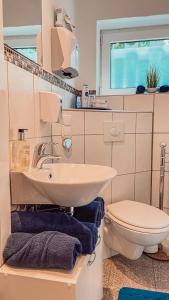 Ванна кімната в Villa Herkules - privates zwei Zimmer Apartment am Waldrand mit 2x Smart TV und kostenlosen Parkplätzen