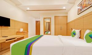 Postel nebo postele na pokoji v ubytování Treebo Galaxy Rooms