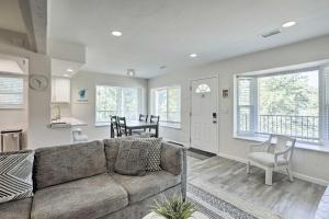 ein Wohnzimmer mit Couch und Küche in der Unterkunft Less Than 1 Mi to Slopes! Heavenly Daze Chalet in Tahoe in Stateline