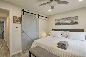 Schlafzimmer mit einem Bett und einer Schiebetür in der Unterkunft Less Than 1 Mi to Slopes! Heavenly Daze Chalet in Tahoe in Stateline + 23 Fotos