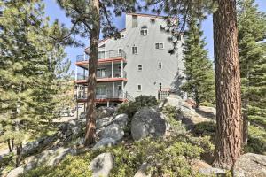 Epic Lake Tahoe Getaway Heavenly Daze Chalet في ستيتلاين: منزل كبير على تلة فيها اشجار