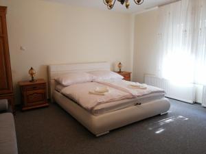 Postel nebo postele na pokoji v ubytování Flóra Apartmanok