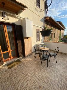 eine Terrasse mit einem Tisch und Stühlen vor einem Haus in der Unterkunft I Ponti Canal House in Sanzinnen