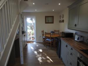 Kuchyň nebo kuchyňský kout v ubytování The Shed @ Stares Farm Cottage