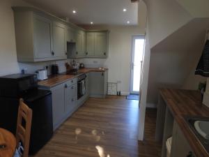 Kuchyň nebo kuchyňský kout v ubytování The Shed @ Stares Farm Cottage + 9 fotografií